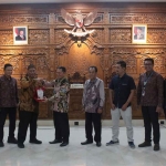 Dekan Fakultas Hukum Uniska, Zaenal Arifin (kiri), saat menyerahkan cenderamata kepada Ketua Komisi 3 DPRD Kabupaten Kediri, Totok Minto Leksono. Foto: Ist