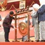 Wali Kota Kediri Abdullah Abu Bakar saat membuka Muscab IBI Kota Kediri, dengan menabuh gong. foto: ist