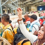Lia Istifhama saat melaksanakan ibadah lontar jumrah.