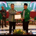 Ketua DPW PPP Jatim memberikan piagam penghargaan kepada pemateri dari KPK. foto: PPP for BANGSA. 