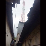 Lokasi tower milik PT. Dayamitra Telekomunikasi setinggi 30 meter, berada di Jl. Mayjen Sungkono Kelurahan Buring, Kecamatan Kedungkandang, Kota Malang. foto: IWAN/ BANGSAONLINE