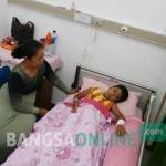 KORBAN: Pasien DBD saat dirawat di rumah sakit Mojowarno. foto: rony suhartomo/ BANGSAONLINE