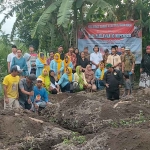 Suasana saat peletakan batu pertama pembangunan rumah syukur di Desa Pojok, Kecamatan Wates, Kabupaten Kediri. Foto: Ist