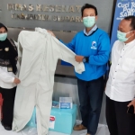 PEDULI: Pengurus Partai Gelora Sidoarjo menyerahkan baju hazmat dan masker di Kantor Dinkes, Rabu (15/4). foto: MUSTAIN/ BANGSAONLINE