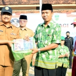 Wali Kota Saifullah Yusuf mendapatkan kenang-kenangan saat mengunjungi SDK dan SMPK Sang Timur Kota Pasuruan.
