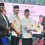 Penyerahan sertifikat tanah wakaf di MWCNU Gempol Bersholawat.