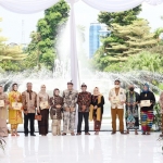 Para kepala OPD dan Camat se-Surabaya ikuti lomba fashion show produk UMKM Surabaya.