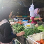 Ilustrasi. Konsumen saat belanja di salah satu pasar di Surabaya. Foto: Sulthon/Bangsaonline.