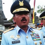 Panglima TNI Marsekal Hadi Tjahjanto ditemui usai ziarah di Makam Bung Karno. foto: AKINA/ BANGSAONLINE
