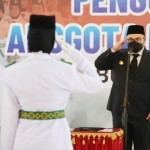 Bupati Kediri Hanindhito Himawan Pramana saat memberi hormat kepada Paskibraka Kabupaten Kediri.