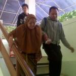 HATI-HATI. Seorang nenek tua tampak berhati-hati saat turun dari lantai dua Pemkab Bojonegoro. Nenek itu datang untuk menghadiri sosialisasi pembebasan lahan untuk lokasi Pad C-1 JOB P-PEJ. Foto: Eky Nurhadi/BANGASAONLINE.com