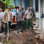 Pj. Wali Kota Batu Aries Agung Paewai saat mengunjungi wilayah terdampak longsor di Desa Gunungsari.