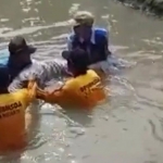 Petugas saat mengevakuasi jenazah kakek yang tenggelam di Sungai Desa Durungbedug, Kecamatan Candi, Sidoarjo.