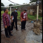 Kepala Desa Kepulungan Didik Hartono saat meninjau lokasi sumber air panas, disaksikan Camat Gempol dan BPD Kepulungan. (foto: ist)