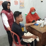 Salah satu calon siswa Sekolah Rakyat Kota Batu saat menjalani cek kesehatan gratis