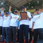 Forkopimda saat membacakan deklarasi damai usai olahraga bersama. foto: ARIF KURNIAWAN/ BANGSAONLINE