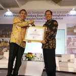  Presiden Direktur PT BSI Adi Adriansyah Sjoekri (kiri ke kanan) bersama Kepala Dinas ESDM Jatim Setiajit saat menyerahkan penghargaan K3.