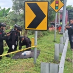 Tim Gegana Polda Jatim saat mengamankan benda mencurigakan yang diduga Bom. Foto: Dok Polres Madiun.