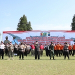 Dandim 0809/Kediri, Letkol Kav. Dwi Agung Sutrisno dan peserta apel saat berfoto bersama. (kominfo)