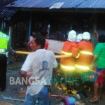 Petugas PMK dari Bojonegoro saat melakukan pembasahan.