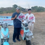 Habib Abu Bakar Assegaf bersama Gus Firin saat pembagian hadiah peserta lomba layang-layang di Pasuruan.