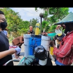 Calon Bupati Kediri 2020, Hanindhito Himawan Pramono saat membeli legen dan mengajak sedikit dialog si bapak penjual legen. foto: MUJI HARJITA/ BANGSAONLINE