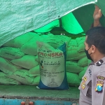 Petugas dari Polsek Kanigoro, Kabupaten Blitar, saat melihat pupuk bersubsidi siap edar yang diamankan.