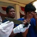 Kapolsek Tambaksari menunjukan pisau yang dibawa tersangka. foto: ekoyono/BANGSAONLINE