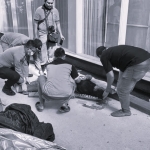 Petugas saat melakukan identifikasi dan evakuasi jasad lansia yang diduga terjatuh dari balkon apartemen