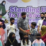 Wali Kota Kediri, Abdullah Abu Bakar, saat menyerahkan hadiah kepada salah satu anak di sebuah acara. Foto: Ist.