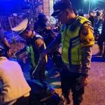 Anggota Satlantas Polres Lamongan saat melakukan penindakan saat operasi penyekatan
