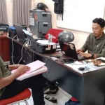 Mathur Khusairi, Caleg DRPD Jatim dapil Madura dari PBB saat mendatangi Bawaslu Bangkalan untuk melapor dugaan kecurangan pemilu.