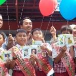 siswa dan surat di kartu pos yang ditujukan kepada presiden dan menteri. foto:nanang ichwan/bangsaonline