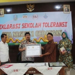Penyerahan piagam Sekolah Pengembang Toleransi oleh Bakesbangpol Kabupaten Sidoarjo kepada SMAN 1 Gedangan, Jumat (3/2/2023)