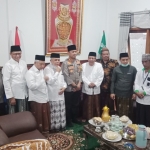 Kapolres Pasuruan AKBP Jauhari  (tengah) didampingi KH Abdul Halim Djasim dan salah satu Ulama Bani Semendi.