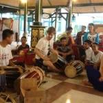 Para musisi cilik saat berlatih di aula Dinas Budaya dan Pariwisata jelang helatan Jazz Ijen.