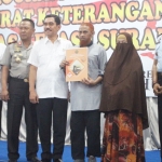 Istri Umar Patek (kerudung coklat bercadar) bersama Kepala BNPT Komjen Pol Suhardi Alius dan jajaran Lapas Kelas I Surabaya - Porong usai pengukuhan sebagai WNI.