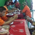 Petugas dari Dinas Sosial Kabupaten Kediri bersama Kantor Pos Kediri Penyaluran Bantuan Sosial Tunai(BTS) kepada warga yang berhak. (foto: kominfo)