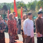 Ketua DPRD Kabupaten Kediri Murdi Hantoro (baju putih) dan Plt. Kepala Disparbud Kabupaten Kediri Mustika Prayitno Adi saat ikut kirab. Foto: MUJI HARJITA/ BANGSAONLINE