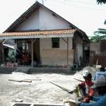 LANJUT LAGI: Sejumlah pekerja tengah mengerjakan Program bedah rumah di Kelurahan Rogotrunan RT 2/RW 5 Kecamatan Kota Lumajang. foto: imron/ BANGSAONLINE