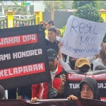 Demo yang digelar honorer di Bangkalan.