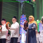 Khofifah saat menghadiri Gebyar Sholawat dan Launching Ramadan GenZi 1445 H di Masjid Agung Al Akbar Surabaya.