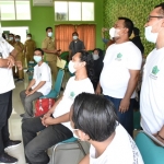 BINCANG: Bupati Ahmad Muhdlor berdialog dengan peserta pelatihan kerja di Kantor Kecamatan Gedangan, Senin (13/9/2021). foto: Kominfo Sidoarjo