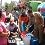 Kepala Pelaksana BPBD Gresik, Abu Hasan ketika dropping air bersih di desa korban kekeringan. foto: syuhud/ BANGSAONLINE