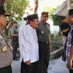 Pakde Karwo saat berkunjung ke TKP bersama Kapolda Jatim Mahfud Arifin dan Pangdam V Brawijaya Arif Rahman. 