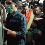 Plt Kepala BPPKAD M. Muktar saat hendak dibawa ke Rutan Medaeng, Surabaya. foto: SYUHUD/ BANGSAONLINE