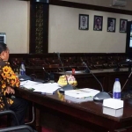 Sekda Ir. Edy Rasiyadi, M.Si sedang melakukan video conference dengan BPK RI Perwakilan Provinsi Jawa Timur terkait LKPD tahun 2019.

