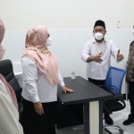 Bupati Gus Yani dan Wabup Bu Min didampingi Anggota DPRD Gresik Noto Utomo melihat ruangan yang ada di Klinik Pratama Muslimat NU Bungah. foto: SYUHUD/ BANGSAONLINE