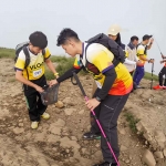 Insan Petrokimia Gresik saat mendaki sembari membersihkan sampah di Gunung Penanggungan. Foto: Ist