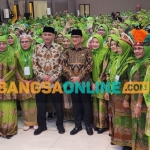 Menteri Koperasi (Menkop) Budi Arie Setiadi bersama Khofifah saat Kongres Muslimat NU. Foto: Devi Fitri Afriyanti/BANGSAONLINE